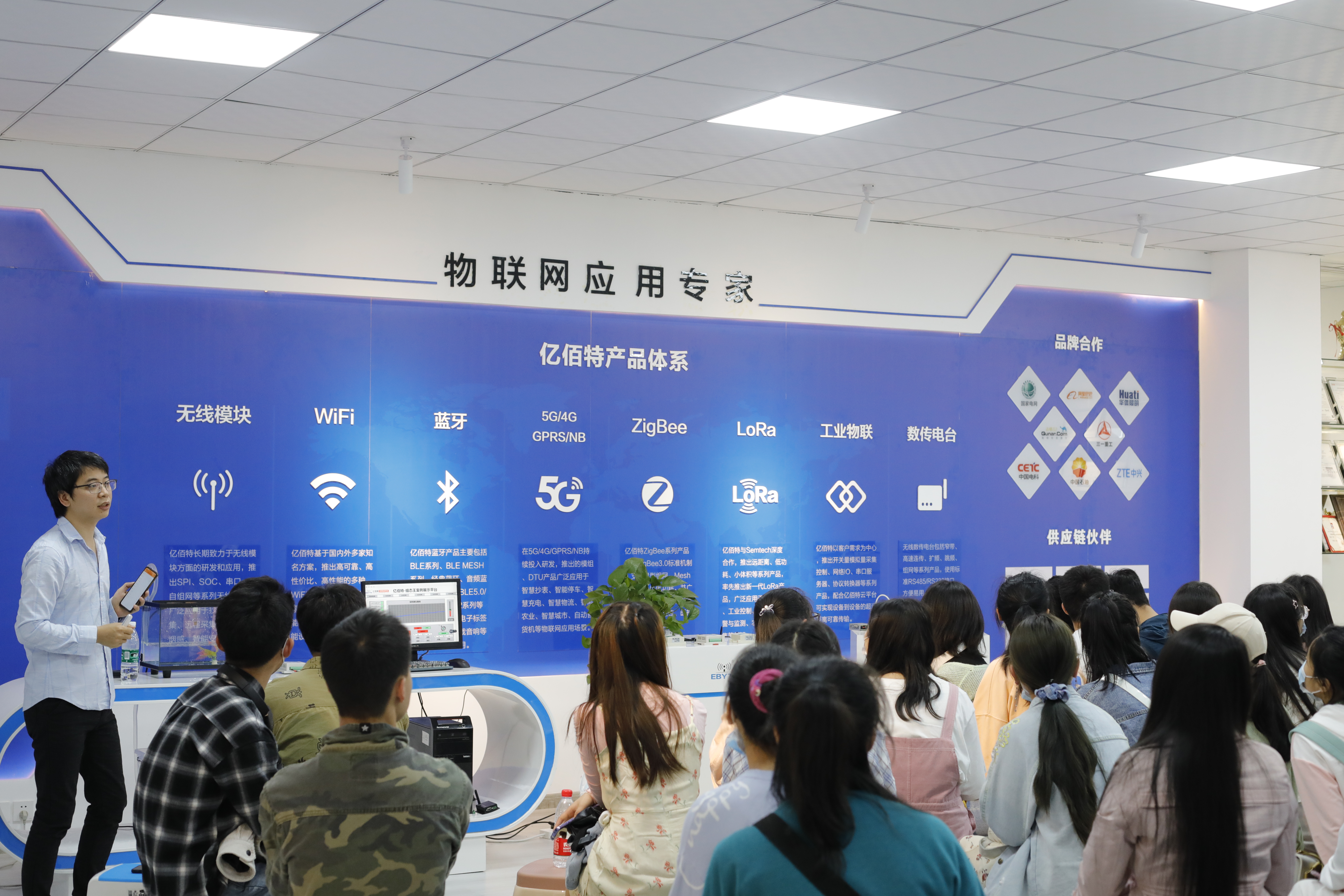 我司为学生讲解《关于专业理论和实践的认知》、《关于职业认知与职业发展规划》